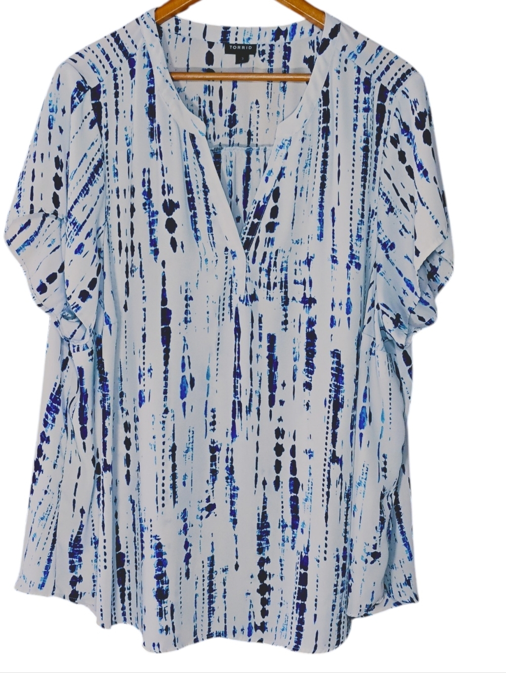 Torrid Georgette White Tunic with Blue Vertical Tie Dye Blouse Sz 3